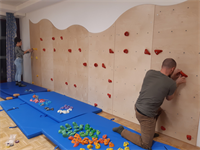 “Klettern im Kindergarten:  Neue Kletterwand sorgt für Begeisterung bei Kindern”